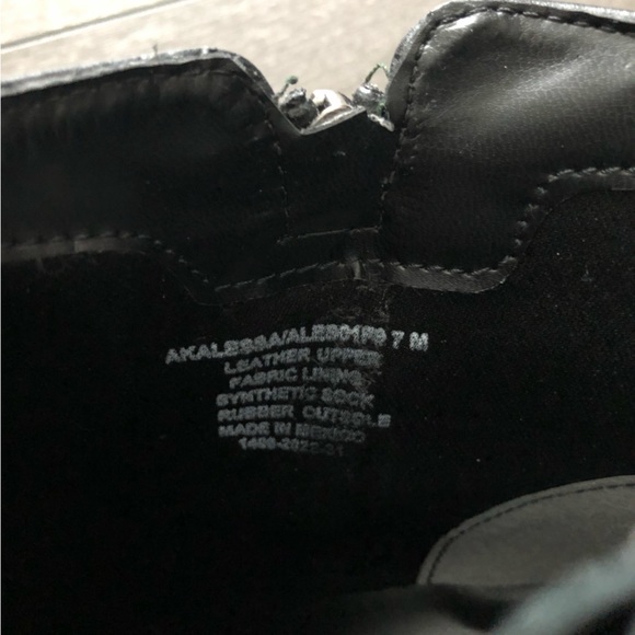 Anne Klein black leather boots size 7 - Picture 2 of 4